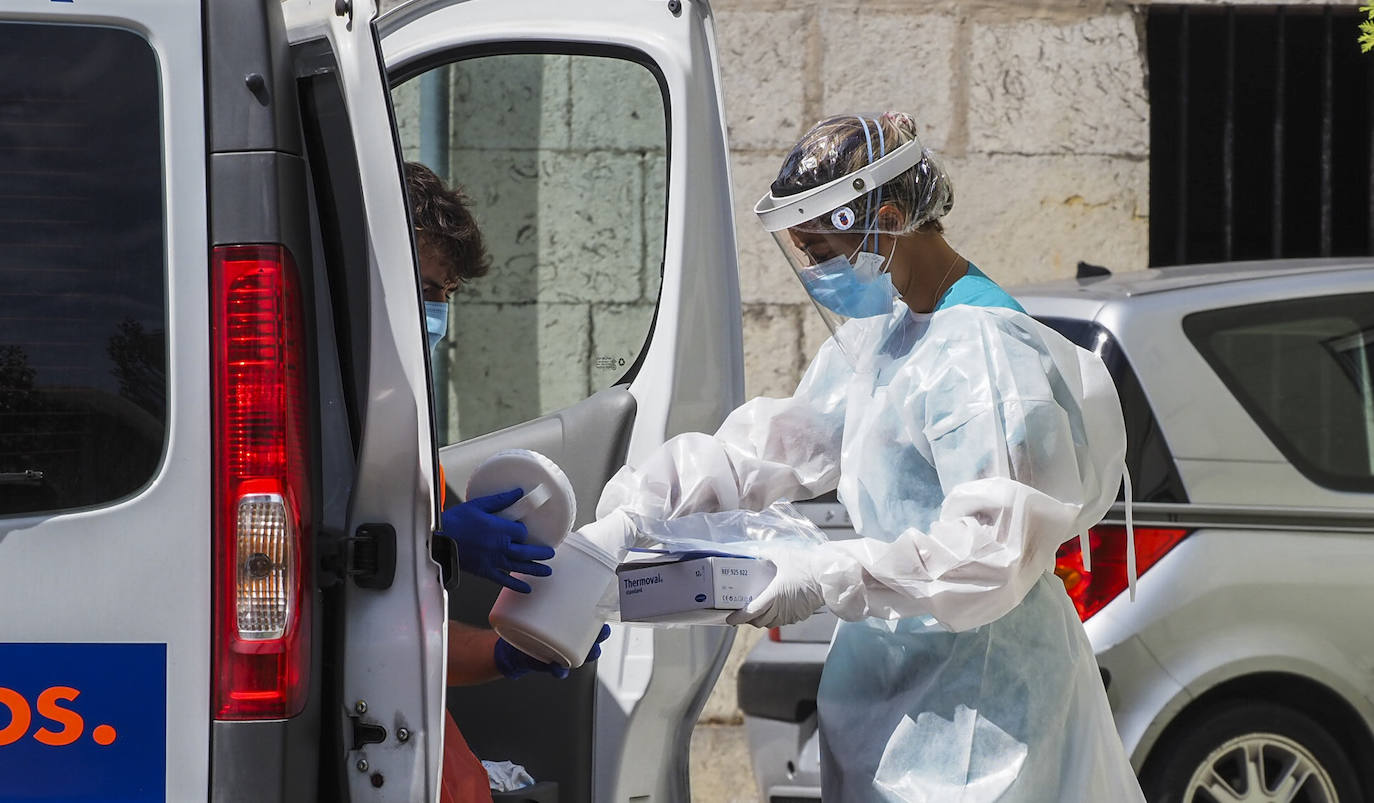 Fotos: Recogida de muestras PCR a los marineros confinados en el albergue de Solórzano