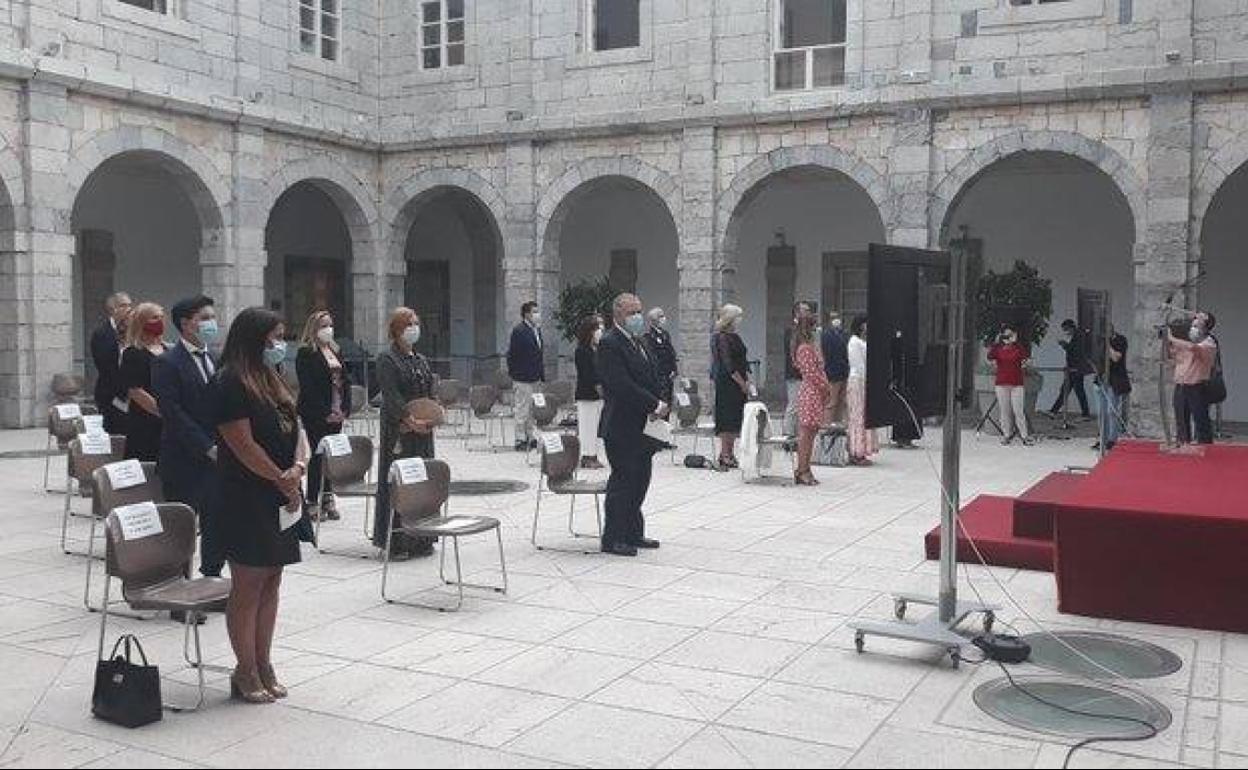 Tejido ha asistido al acto de Estado desde el Parlamento de Cantabria.