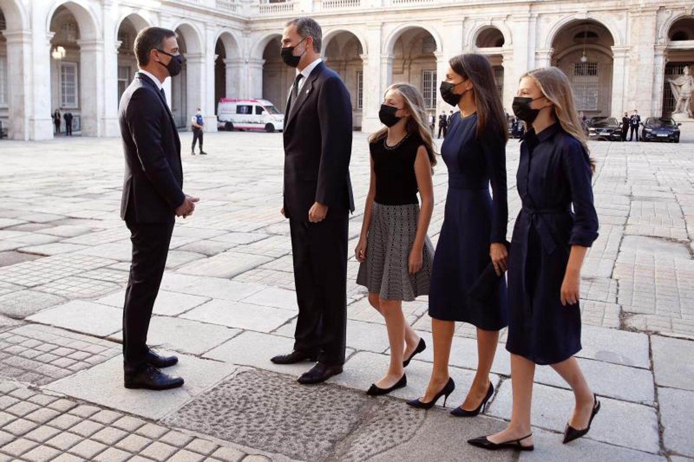 El presidente del Gobierno, Pedro Sánchez, recibe a la familia real a su llegada al Patio de la Armería del Palacio Real .