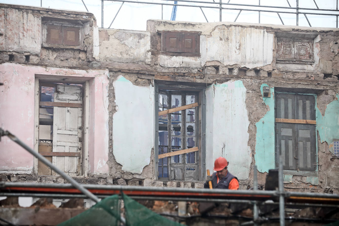 Durante los trabajos de derribo de este antiguo inmueble del número 19 de la calle San Martín quedaron al descubierto las obras que la fallecida había realizado en las paredes de su piso. Hoy ya solo queda la fachada, detrás del andamio que protege la construcción de un nuevo edificio de viviendas