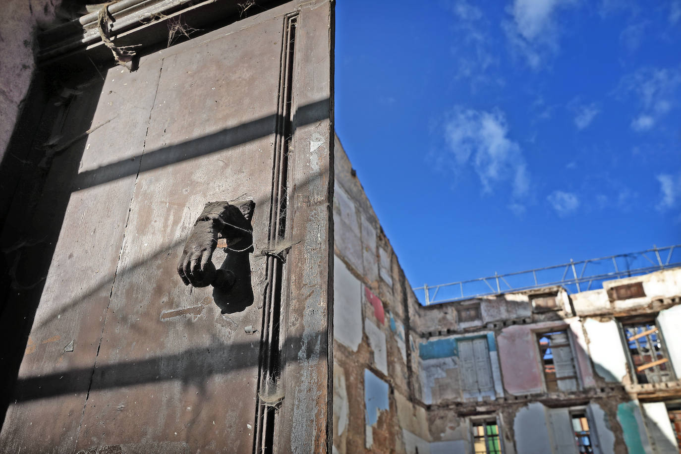 Durante los trabajos de derribo de este antiguo inmueble del número 19 de la calle San Martín quedaron al descubierto las obras que la fallecida había realizado en las paredes de su piso. Hoy ya solo queda la fachada, detrás del andamio que protege la construcción de un nuevo edificio de viviendas