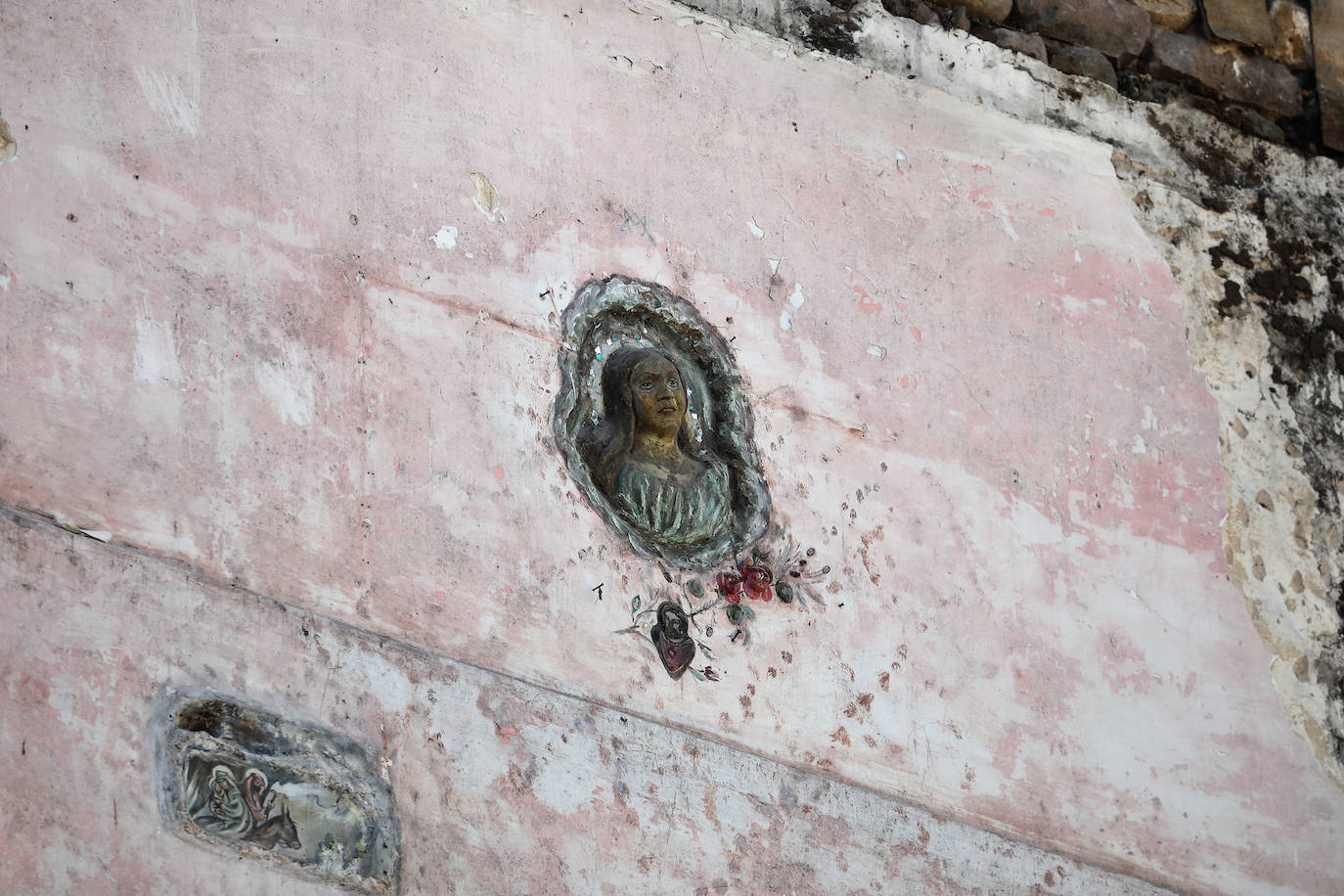 Durante los trabajos de derribo de este antiguo inmueble del número 19 de la calle San Martín quedaron al descubierto las obras que la fallecida había realizado en las paredes de su piso. Hoy ya solo queda la fachada, detrás del andamio que protege la construcción de un nuevo edificio de viviendas