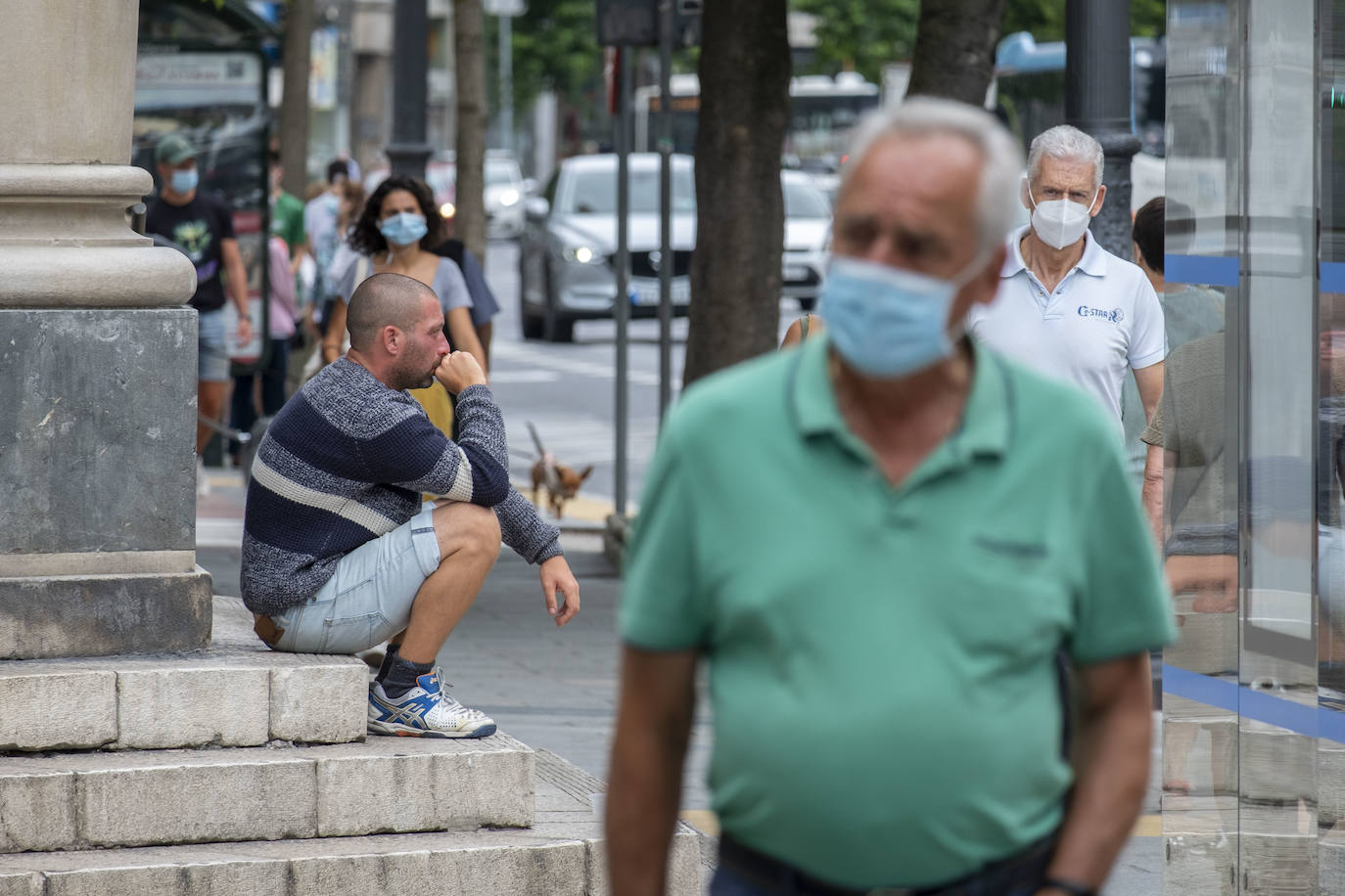 El uso es generalizado en la calle y la policía realiza una labor didactica en estas primeras horas para explicar los supuestos en los que esta obligado su uso desde el miércoles 