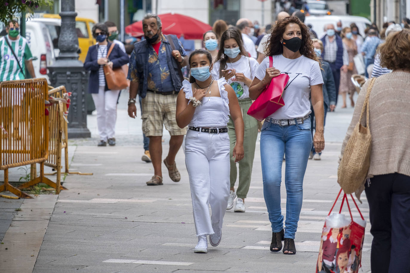 El uso es generalizado en la calle y la policía realiza una labor didactica en estas primeras horas para explicar los supuestos en los que esta obligado su uso desde el miércoles 