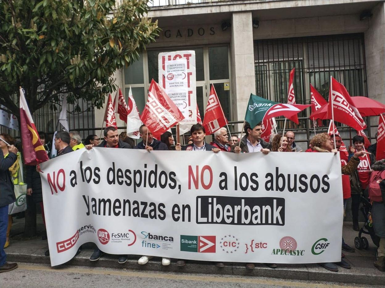 Protestas de los trabajadores de Liberbank de Cantabria en la primavera pasada. 