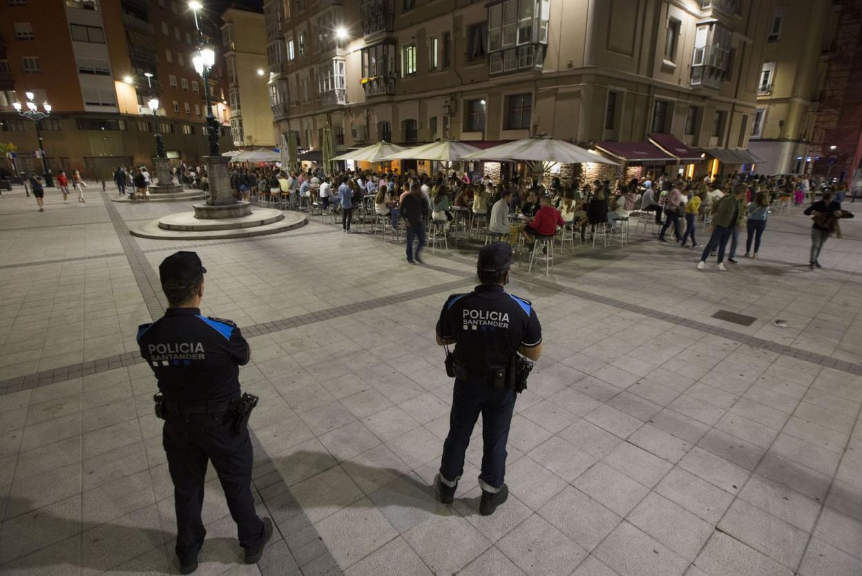 Varios agentes de la Policía Local controlan la plaza de Cañadío para evitar que se incumplan las distancias en las terrazas.