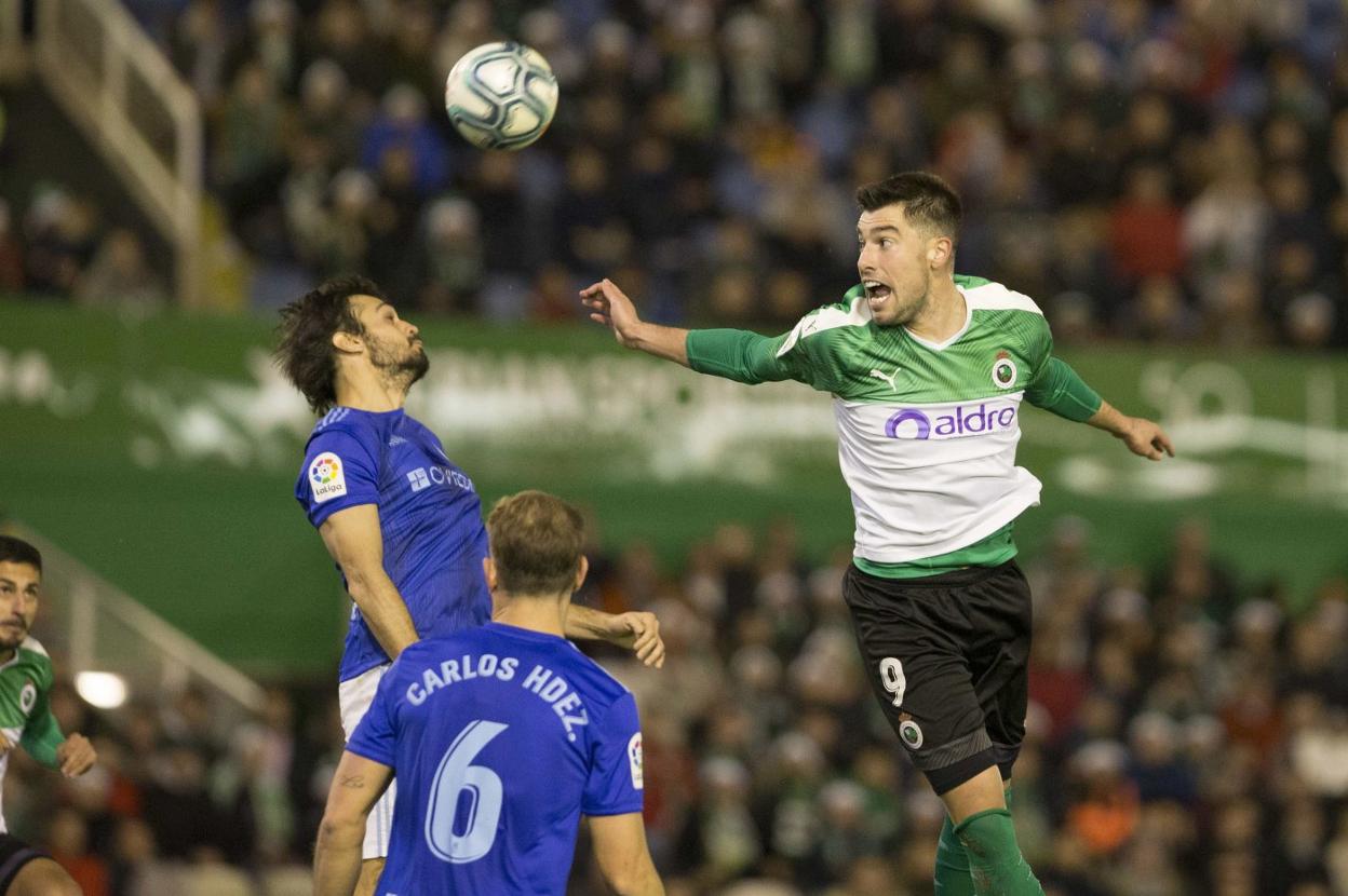 Jon Ander intenta un remate de cabeza en el partido ante el Oviedo en los Campos de Sport