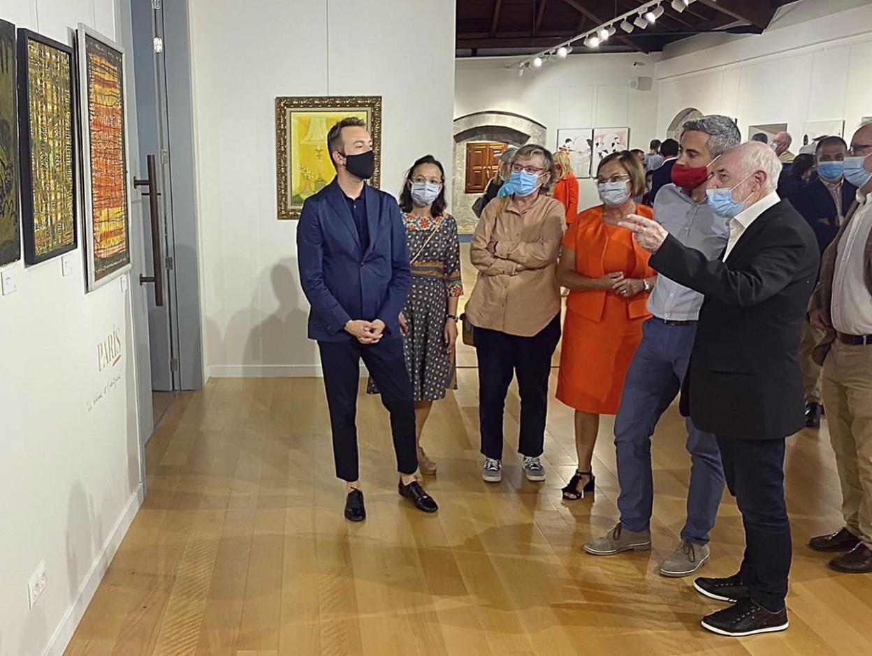 Pedro Sobrado muestra aspectos de su obra ante la presencia del vicepresidente Pablo Zuloaga. 