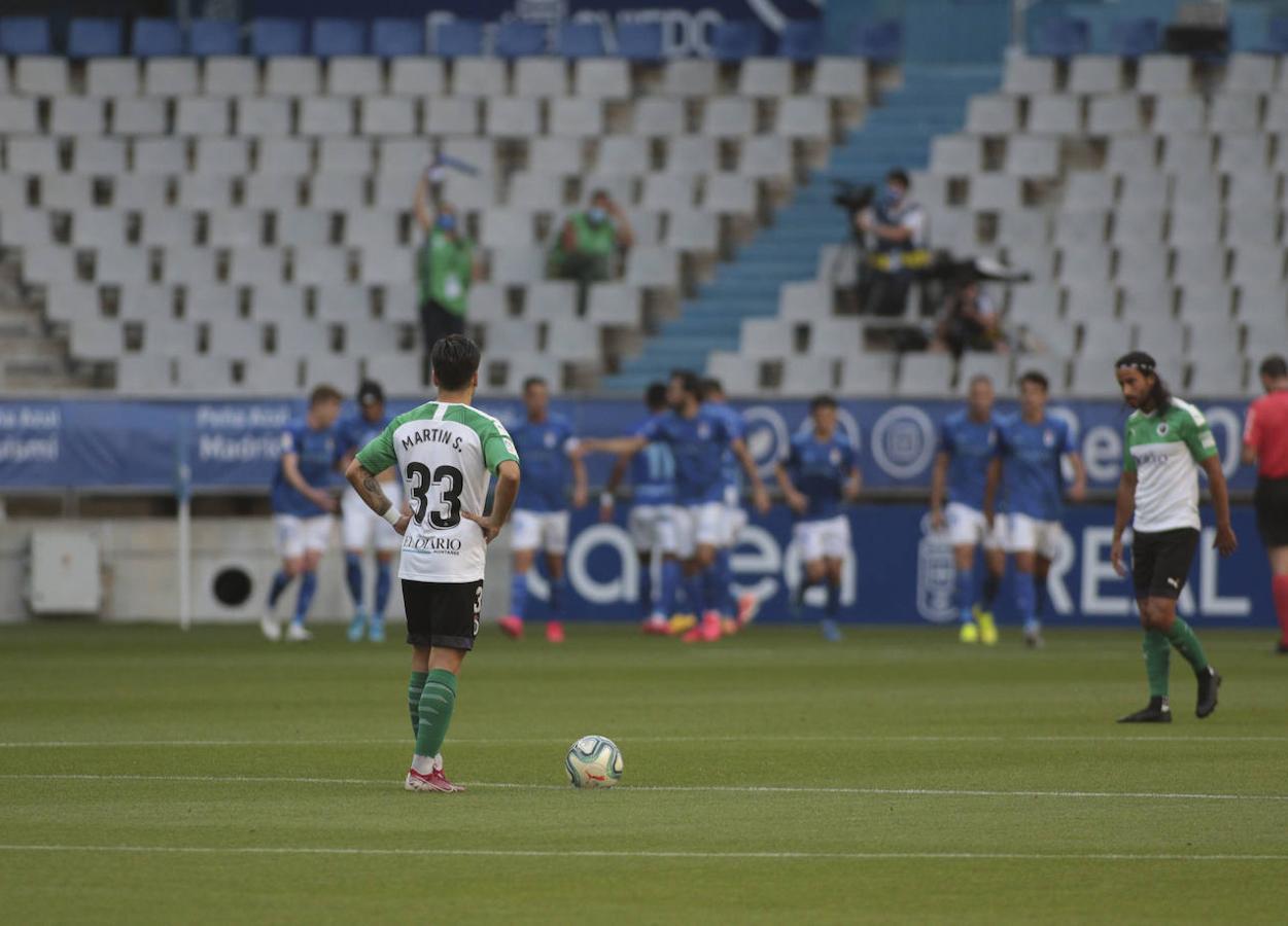 Las imágenes del Oviedo-Racing de la jornada 41 de Segunda División, en la que los cántabros sumaron una nueva derrota.