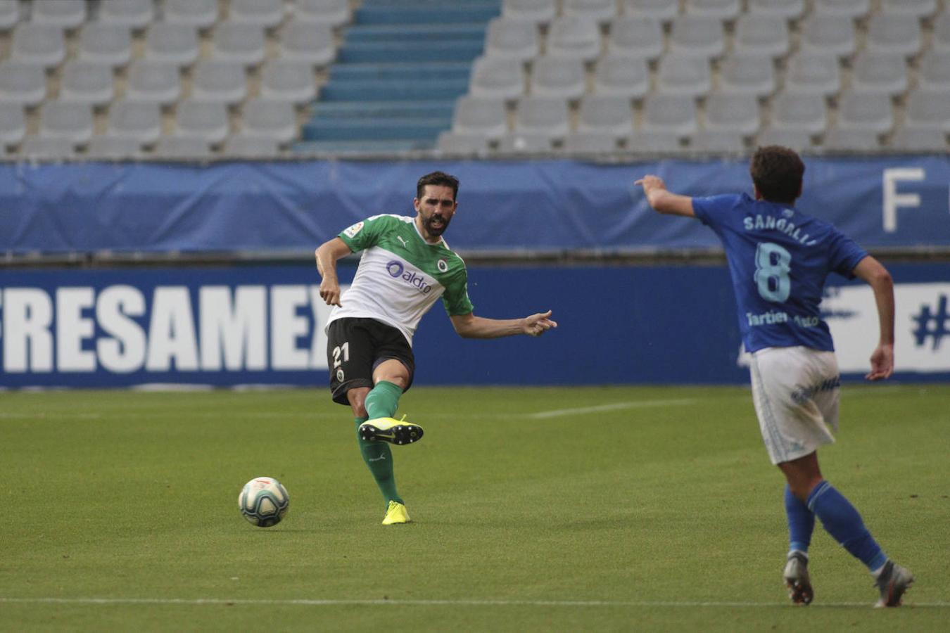 Las imágenes del Oviedo-Racing de la jornada 41 de Segunda División, en la que los cántabros sumaron una nueva derrota.