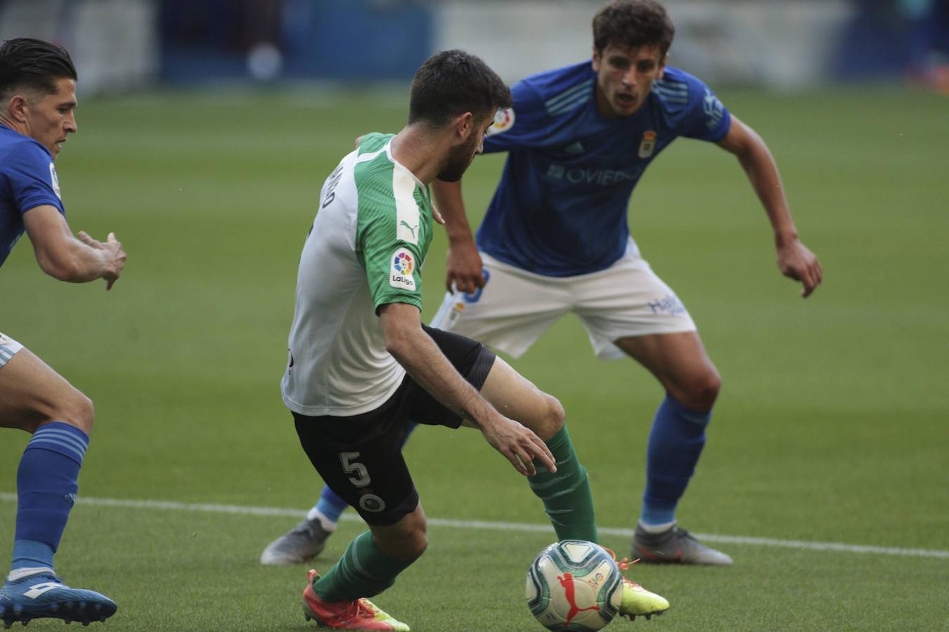 Las imágenes del Oviedo-Racing de la jornada 41 de Segunda División, en la que los cántabros sumaron una nueva derrota.