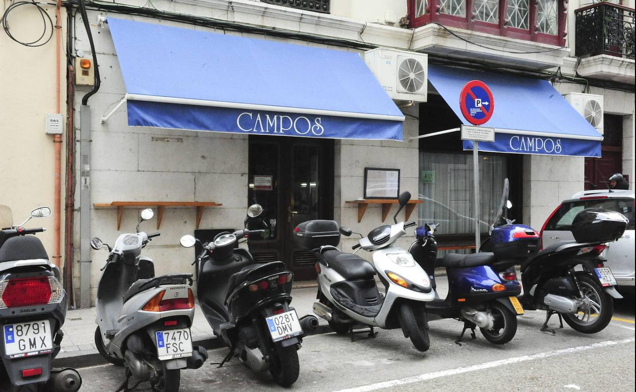 Salud Pública reabre un mesón de Santander tras reconocer el «error» en el positivo de una empleada