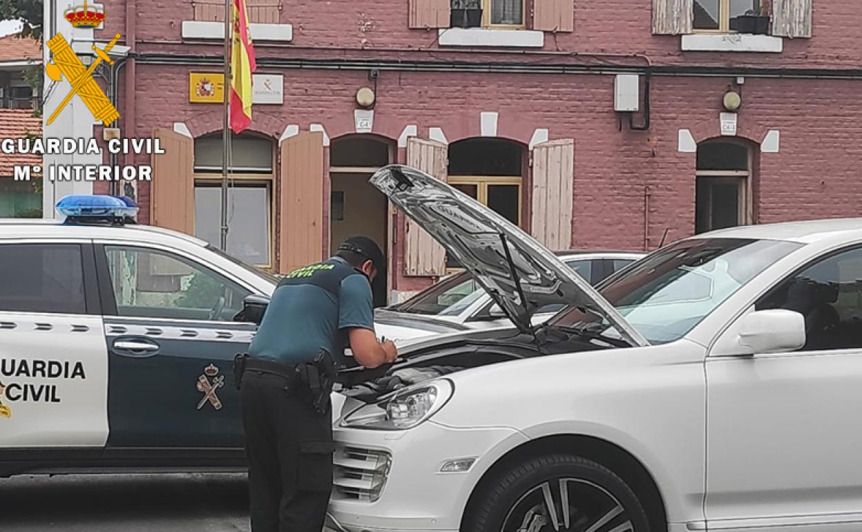 La Guardia Civil detiene a una pareja por estafar a dos concesionarios de coches