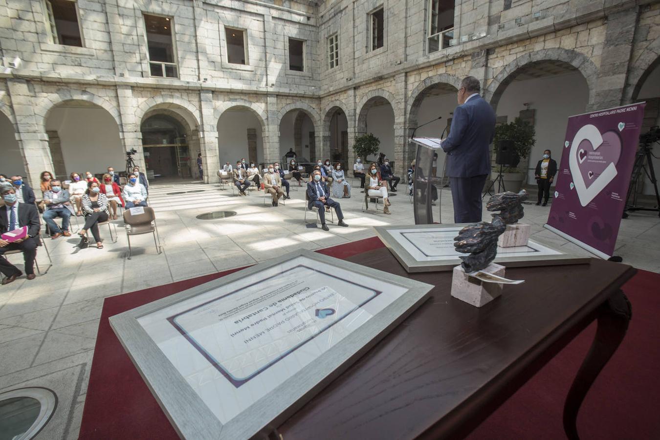 Fotos: Revilla y Joaquín Gómez recogen el premio a los ciudadanos cántabros