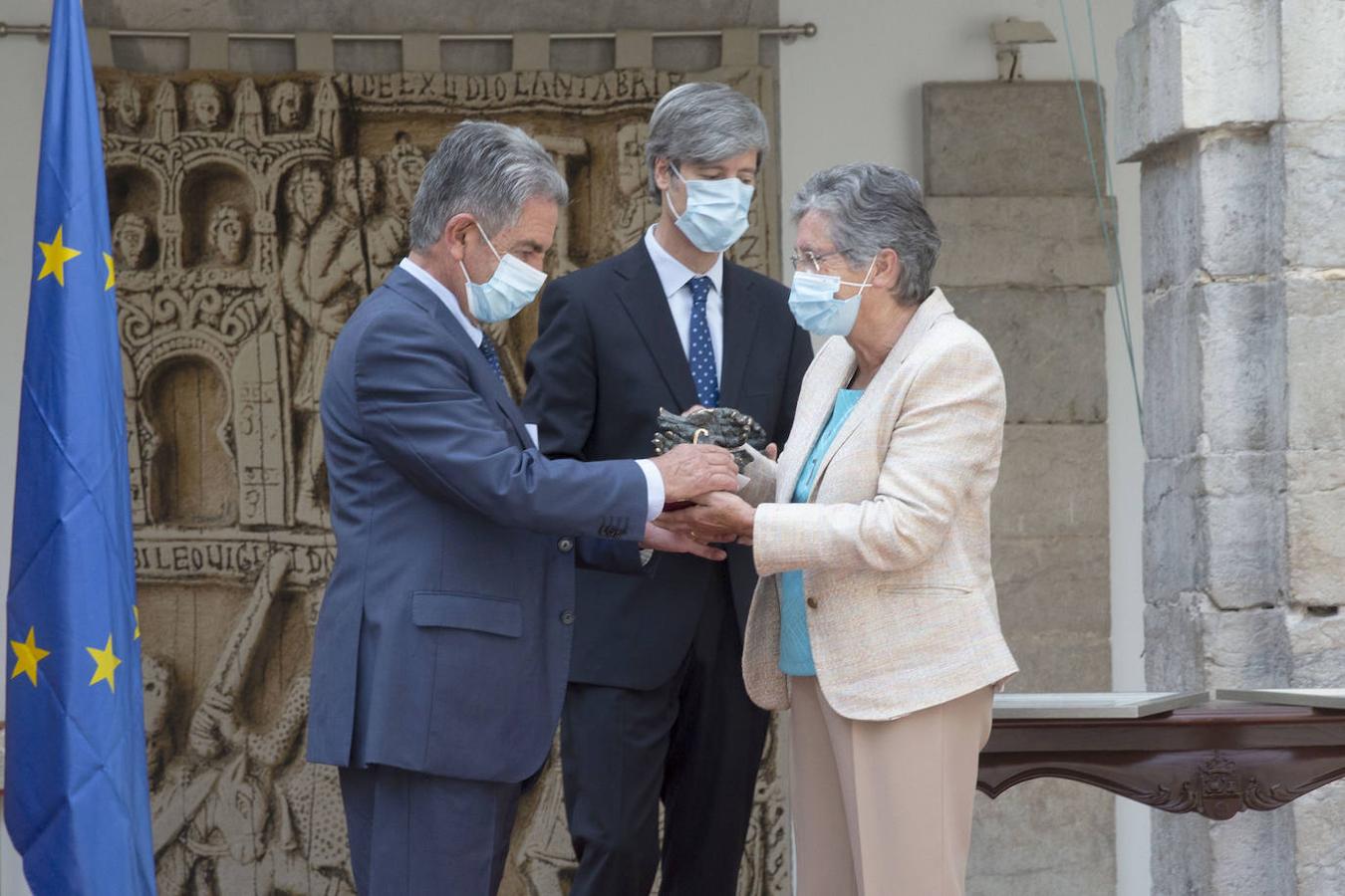 Fotos: Revilla y Joaquín Gómez recogen el premio a los ciudadanos cántabros