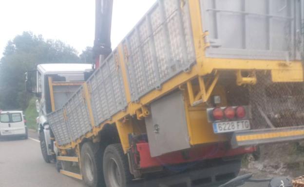 Imagen principal - Cerrado un tramo de carretera entre Santander y Sarón al haberse dañado un puente en Villaescusa por un accidente