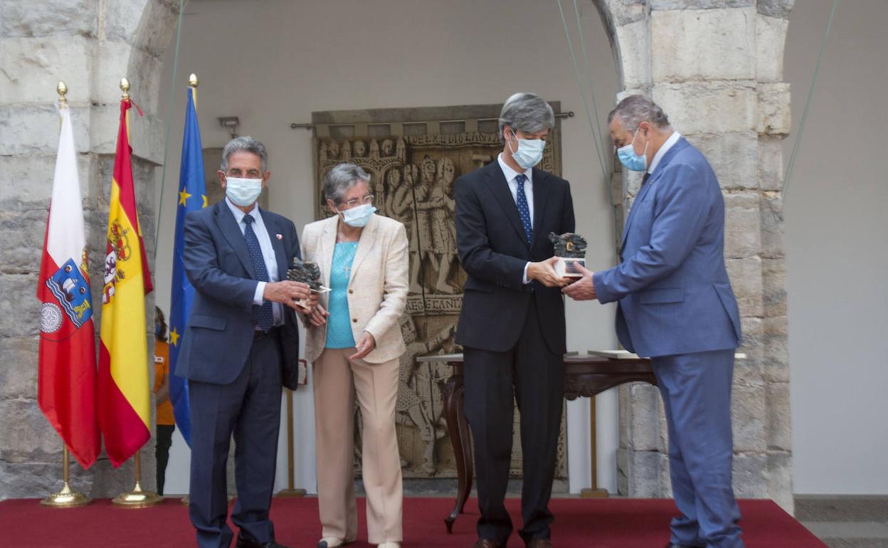 Revilla anima a los cántabros a convertirse en «policías» para que todo el mundo use la mascarilla