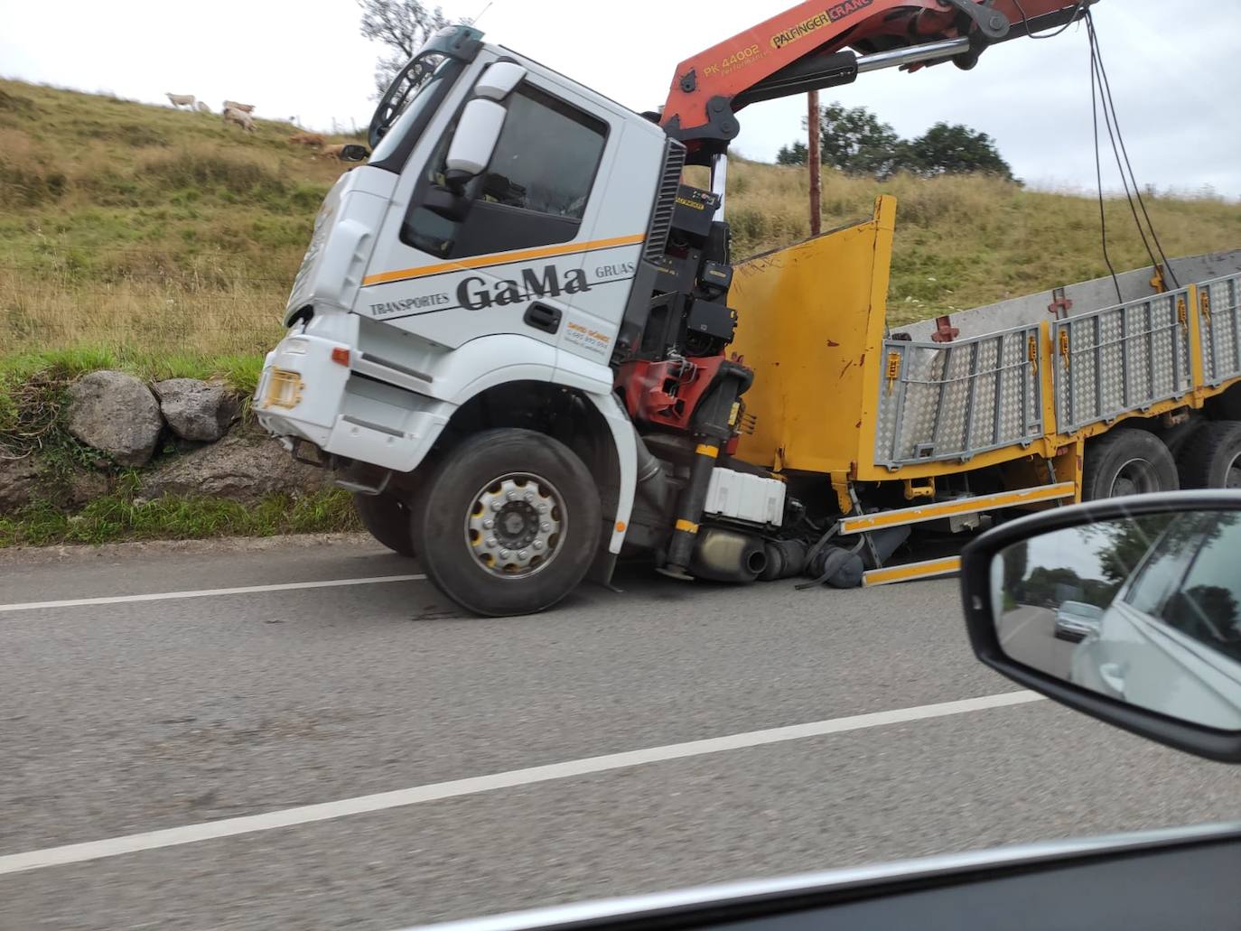 Un camión grúa se choca contra el puente de Obregón (Villaescusa) que sobrevuela la CA-142 dirección a Cabárceno.El accidente ha obligado a cortar la circulación y desviar el tráfico por el interior del pueblo 