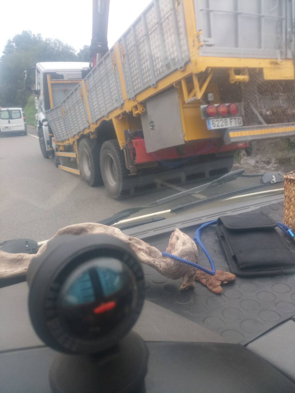 Un camión grúa se choca contra el puente de Obregón (Villaescusa) que sobrevuela la CA-142 dirección a Cabárceno.El accidente ha obligado a cortar la circulación y desviar el tráfico por el interior del pueblo 