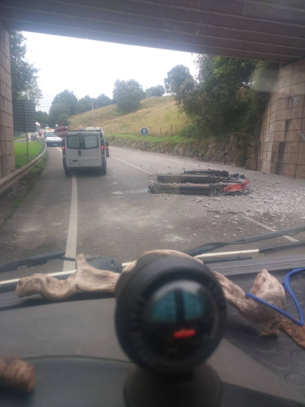 Un camión grúa se choca contra el puente de Obregón (Villaescusa) que sobrevuela la CA-142 dirección a Cabárceno.El accidente ha obligado a cortar la circulación y desviar el tráfico por el interior del pueblo 