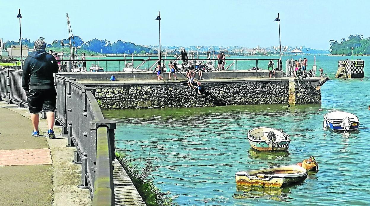 Los jóvenes siguen hoy en día zambulléndose desde el muelle de El Astillero, justo donde lo hacían antes anteriores generaciones. 