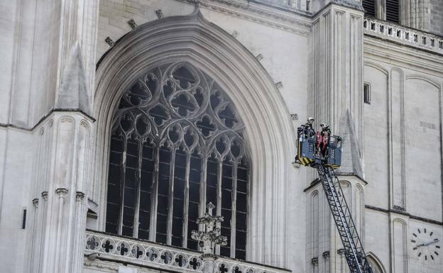 Los bomberos vigilan la catedral de Nantes. 