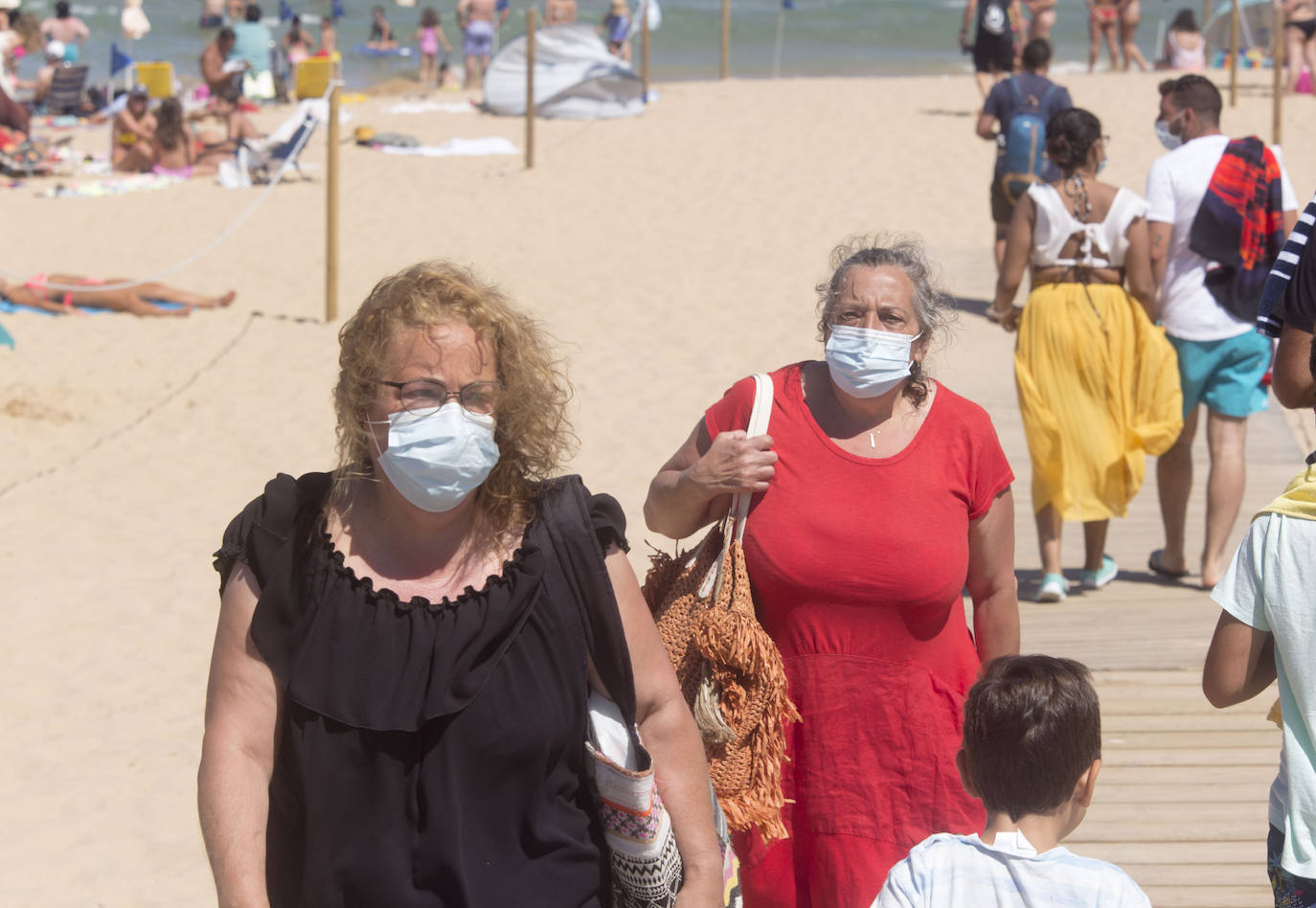 Cientos de bañistas han disfrutado este sábado de las playas de El Sardinero, en una jornada plenamente veraniega marcada por el uso obligatorio de la mascarilla y la restricción de los aforos. En algunos momentos, algunos de los arenales colgaron el cartel de 'completo'.