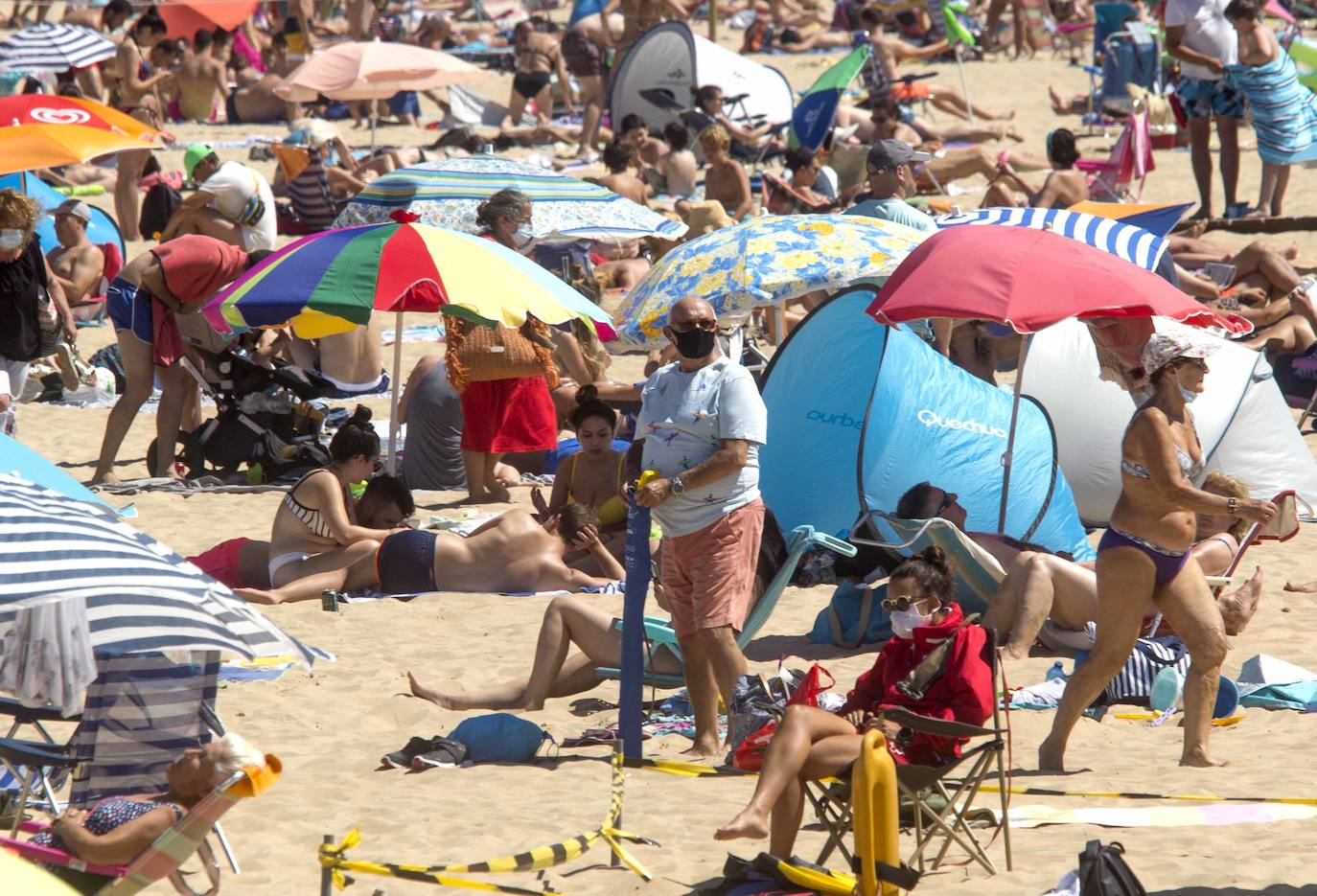 Cientos de bañistas han disfrutado este sábado de las playas de El Sardinero, en una jornada plenamente veraniega marcada por el uso obligatorio de la mascarilla y la restricción de los aforos. En algunos momentos, algunos de los arenales colgaron el cartel de 'completo'.