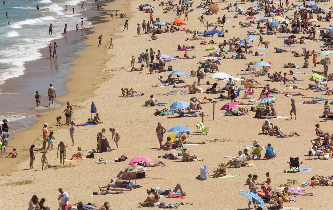 Cientos de bañistas han disfrutado este sábado de las playas de El Sardinero, en una jornada plenamente veraniega marcada por el uso obligatorio de la mascarilla y la restricción de los aforos. En algunos momentos, algunos de los arenales colgaron el cartel de 'completo'.