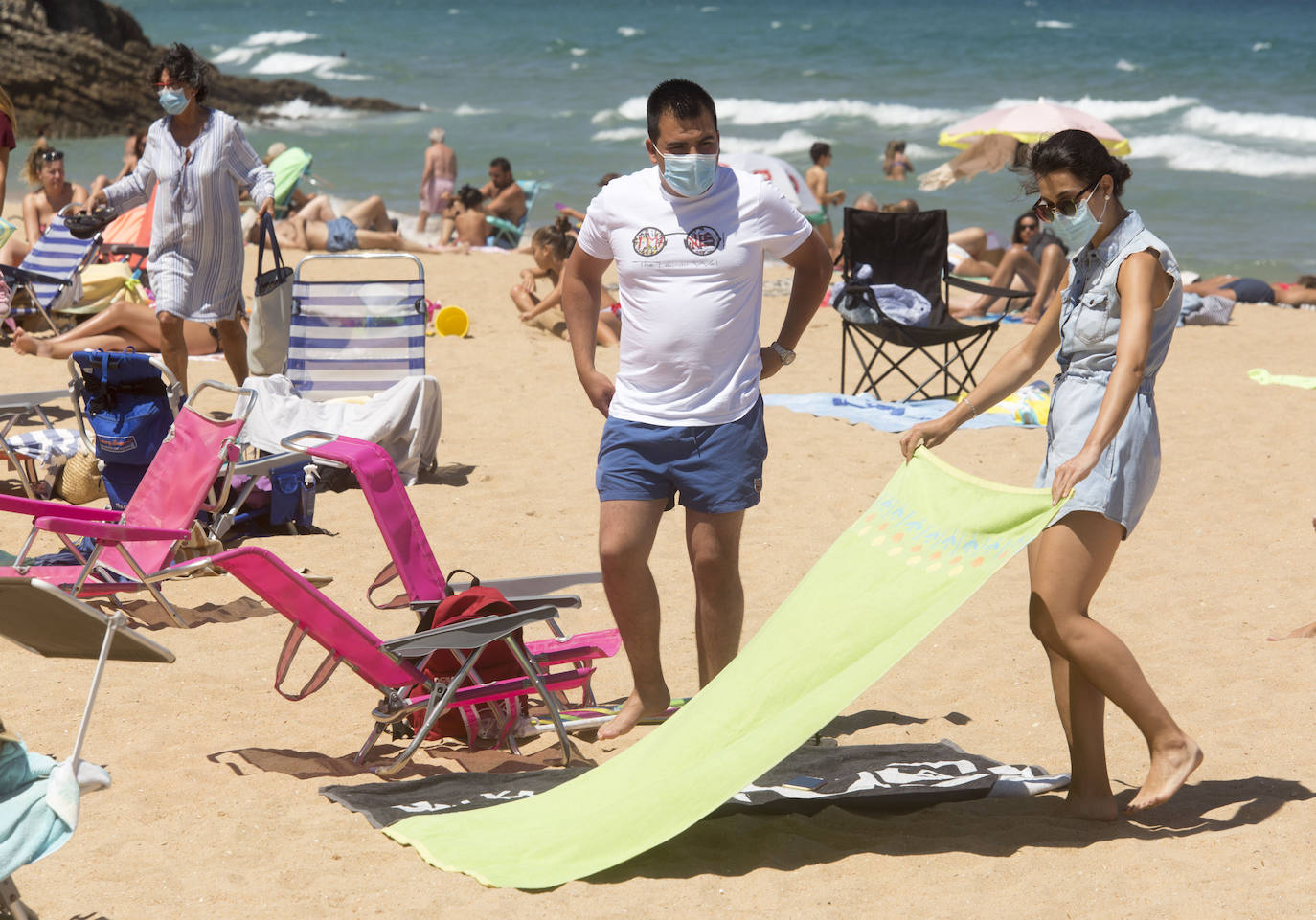 Cientos de bañistas han disfrutado este sábado de las playas de El Sardinero, en una jornada plenamente veraniega marcada por el uso obligatorio de la mascarilla y la restricción de los aforos. En algunos momentos, algunos de los arenales colgaron el cartel de 'completo'.