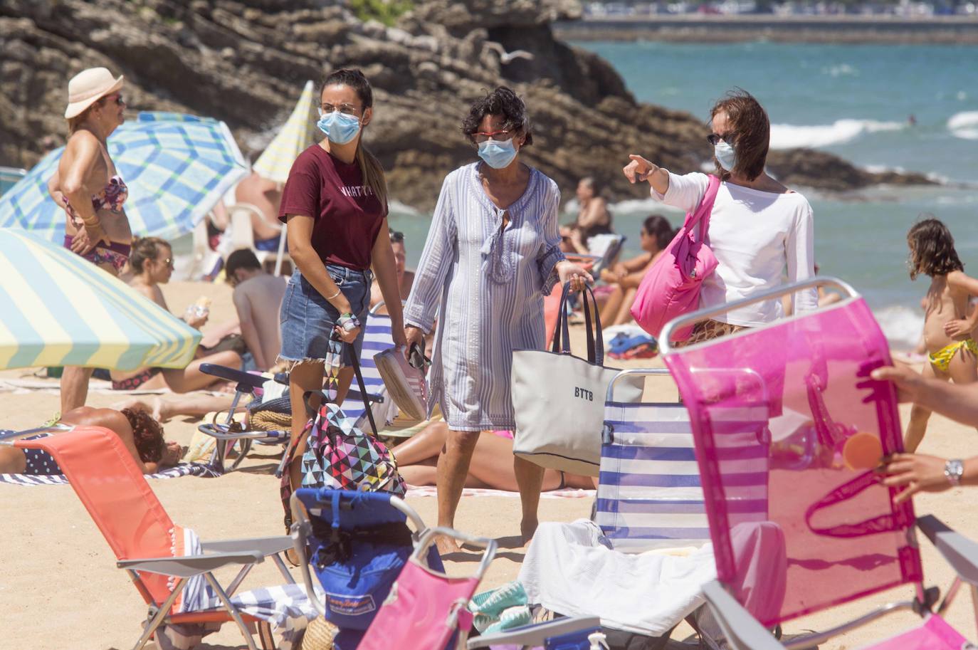 Cientos de bañistas han disfrutado este sábado de las playas de El Sardinero, en una jornada plenamente veraniega marcada por el uso obligatorio de la mascarilla y la restricción de los aforos. En algunos momentos, algunos de los arenales colgaron el cartel de 'completo'.