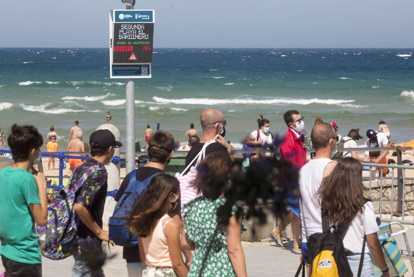 Cientos de bañistas han disfrutado este sábado de las playas de El Sardinero, en una jornada plenamente veraniega marcada por el uso obligatorio de la mascarilla y la restricción de los aforos. En algunos momentos, algunos de los arenales colgaron el cartel de 'completo'.