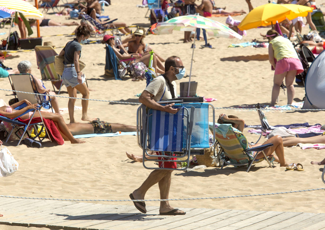 Cientos de bañistas han disfrutado este sábado de las playas de El Sardinero, en una jornada plenamente veraniega marcada por el uso obligatorio de la mascarilla y la restricción de los aforos. En algunos momentos, algunos de los arenales colgaron el cartel de 'completo'.