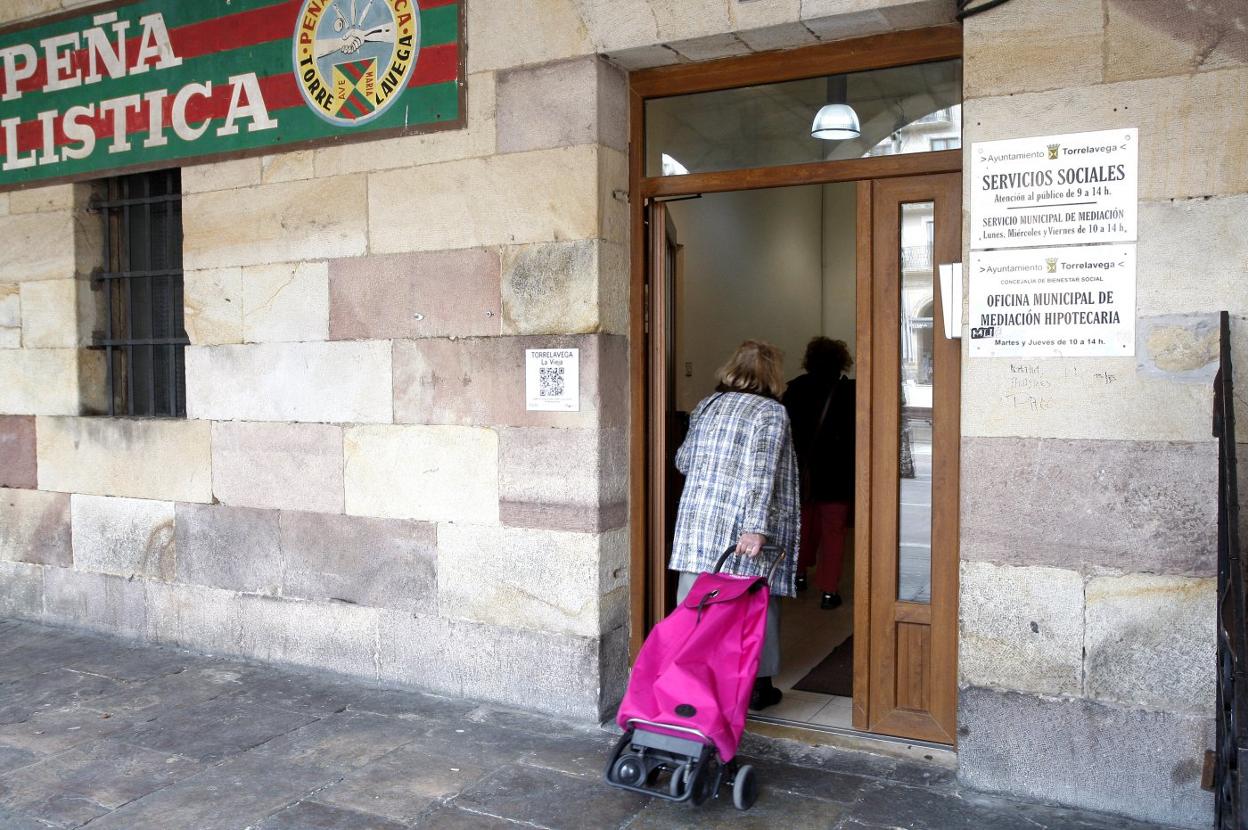 Una mujer entra a la sede de la Oficina Municipal de Mediación, en la plaza Baldomero Iglesias. 