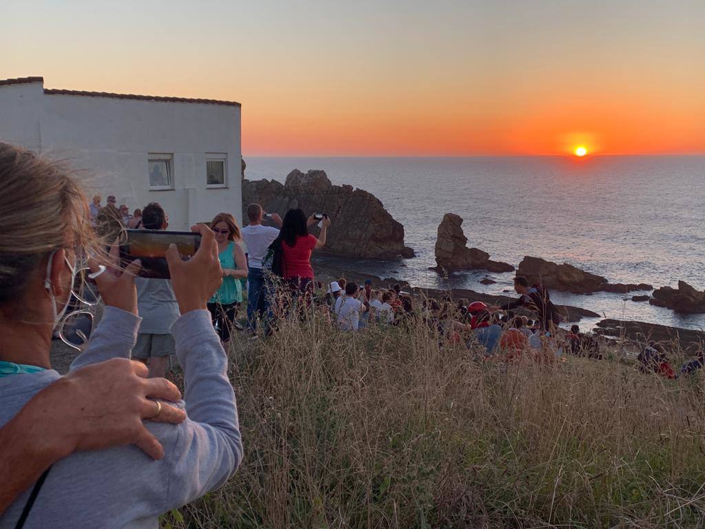 Numerosas personas, muchas de ellas con mascarillas y guardando las distancias, se congregaron ayer en los acantilados de la playa de La Arnía (Piélagos) para contemplar la puesta de sol. Un maravilloso espectáculo que regala la naturaleza en Cantabria.