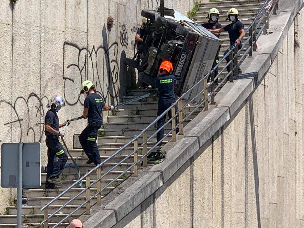 Fotos: Los bomberos han recuperado el vehículo con una grúa