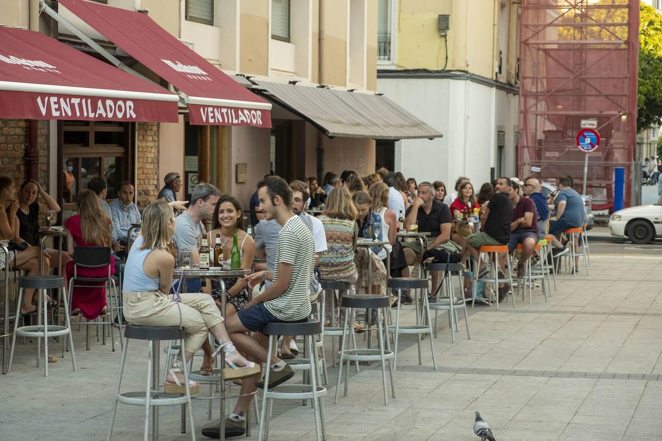 Encontrar una mesa libre en las zonas más concurridas es tarea imposible.