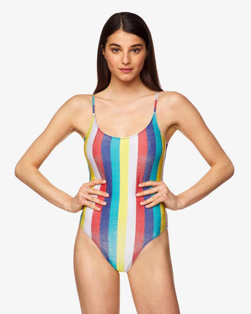 Bañador de rayas multicolor con hilos de lúrex y escote pronunciado en la espalda de Benetton, 29,99 euros.