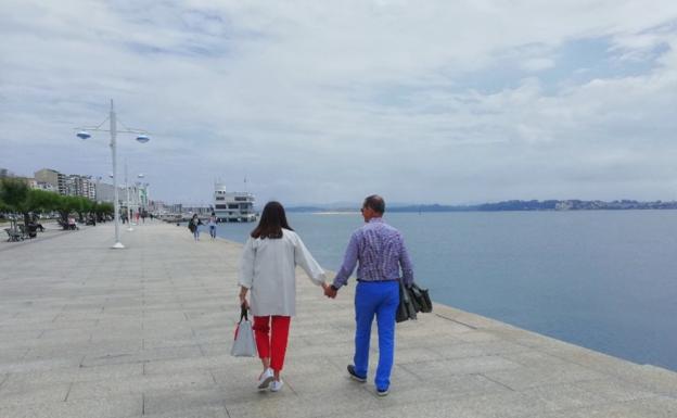 La pareja, de paseo por la bahía de Santander.