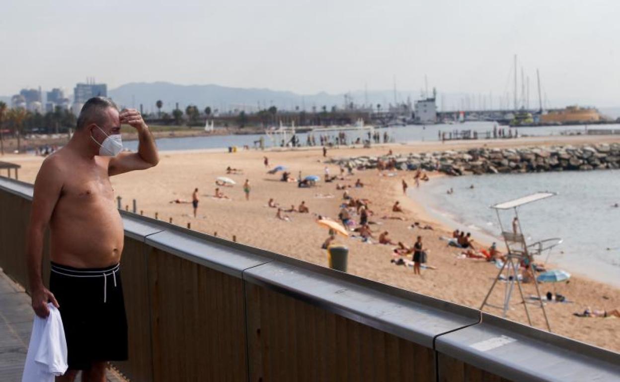 Una persona pasea por la playa de la Barceloneta (Barcelona). 