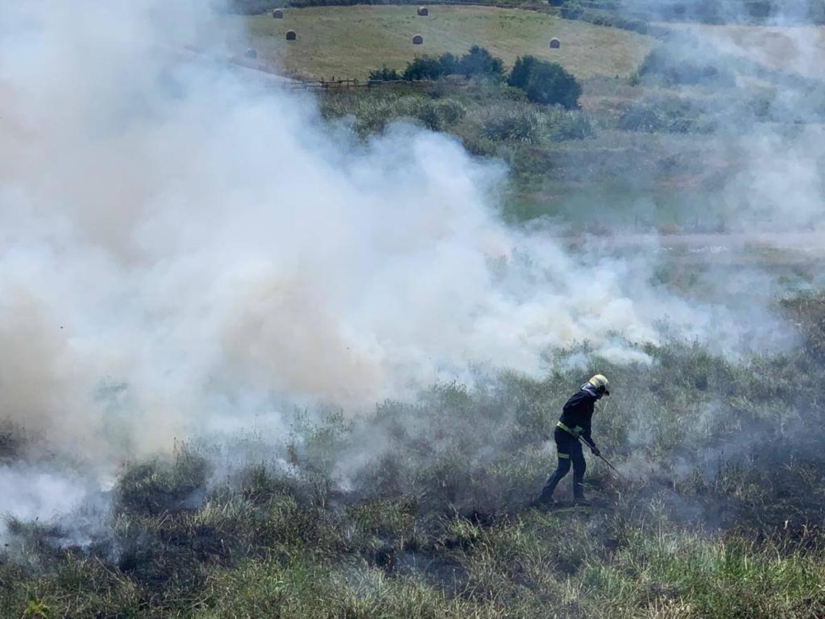 Una quema de rastrojos en Monte se avivó con el azote de fuertes rachas de nordeste, lo que obligó a intervenir a los bomberos de Santander, que sofocaron las llamas que causaron una gran humareda. No ha habido que lamentar daños materiales ni personas,