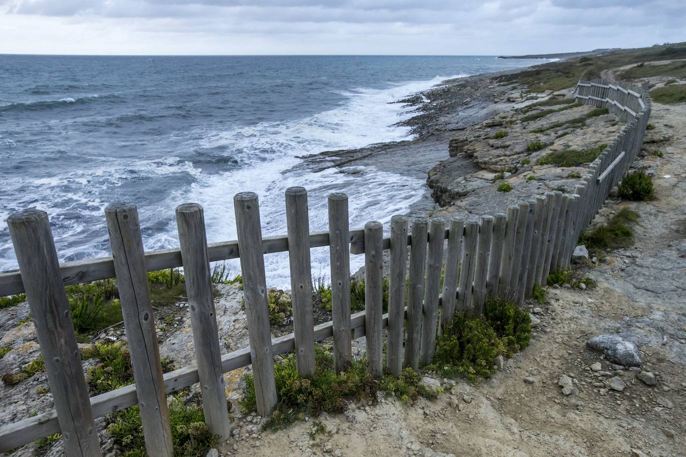 El proyecto 'Geoparque Costa Quebrada' persigue incorporar este área costera a la red mundial de geoparques de la Unesco. Acaba dede salir a información pública en el Boletín Oficial de Cantabria (BOC). SOn 472,66 kilómetros cuadrados, de los que 371,56 corresponden a las áreas terrestres, y los restantes 101,11 a las áreas marinas circundantes en los municipios de Santander, Camargo, Santa Cruz de Bezana, Piélagos, Miengo, Polanco, Suances y Santillana del Mar.