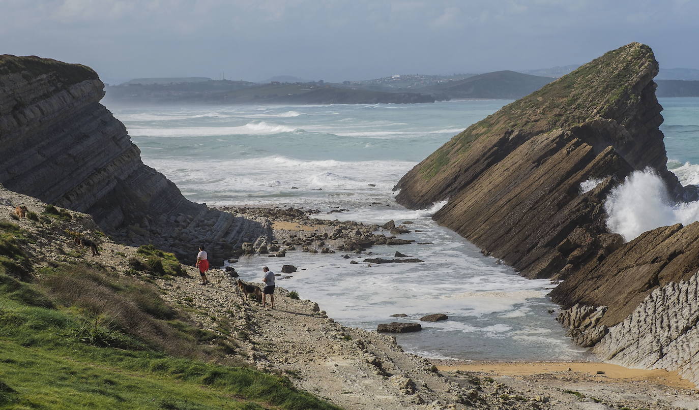 El proyecto 'Geoparque Costa Quebrada' persigue incorporar este área costera a la red mundial de geoparques de la Unesco. Acaba dede salir a información pública en el Boletín Oficial de Cantabria (BOC). SOn 472,66 kilómetros cuadrados, de los que 371,56 corresponden a las áreas terrestres, y los restantes 101,11 a las áreas marinas circundantes en los municipios de Santander, Camargo, Santa Cruz de Bezana, Piélagos, Miengo, Polanco, Suances y Santillana del Mar.