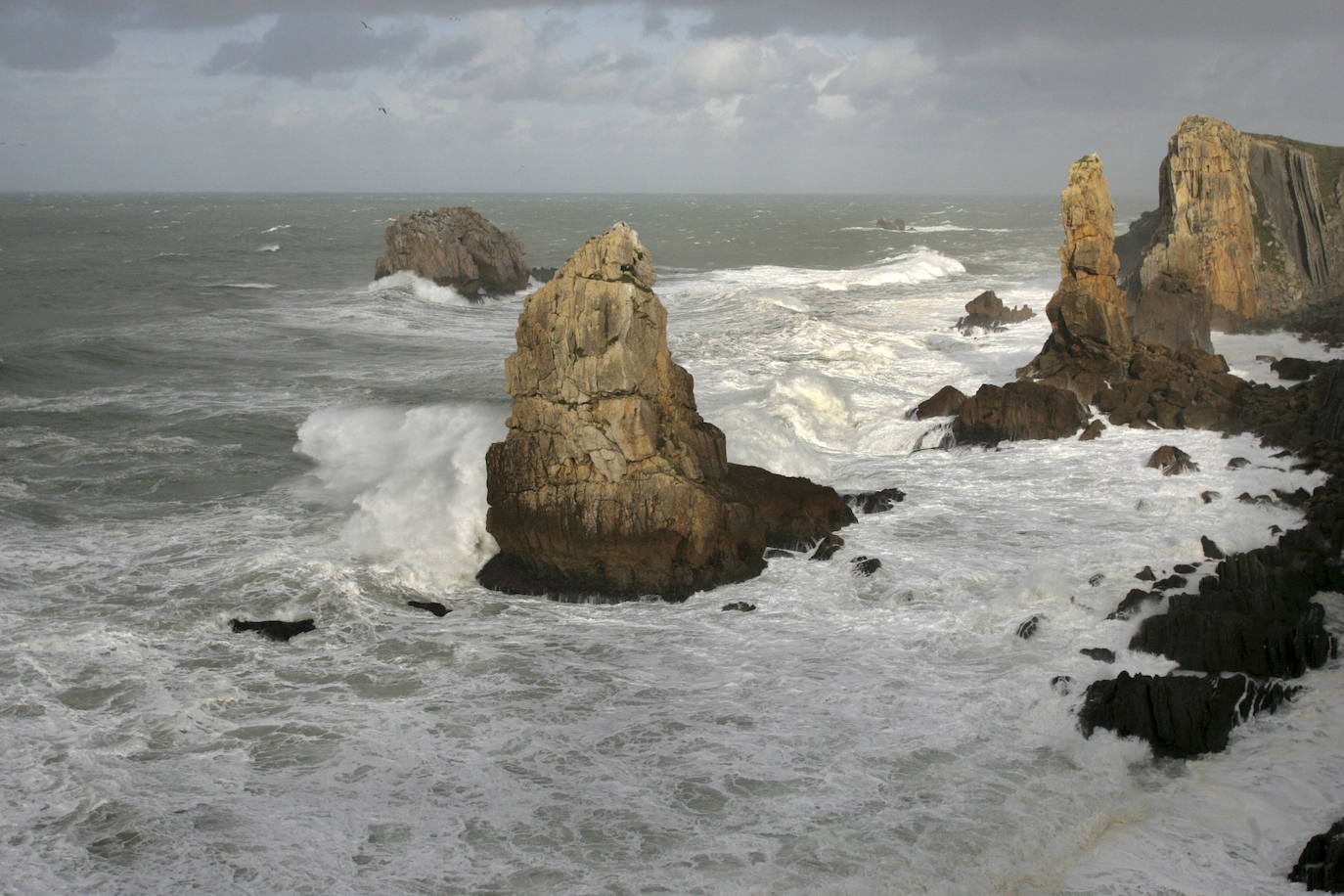 El proyecto 'Geoparque Costa Quebrada' persigue incorporar este área costera a la red mundial de geoparques de la Unesco. Acaba dede salir a información pública en el Boletín Oficial de Cantabria (BOC). SOn 472,66 kilómetros cuadrados, de los que 371,56 corresponden a las áreas terrestres, y los restantes 101,11 a las áreas marinas circundantes en los municipios de Santander, Camargo, Santa Cruz de Bezana, Piélagos, Miengo, Polanco, Suances y Santillana del Mar.