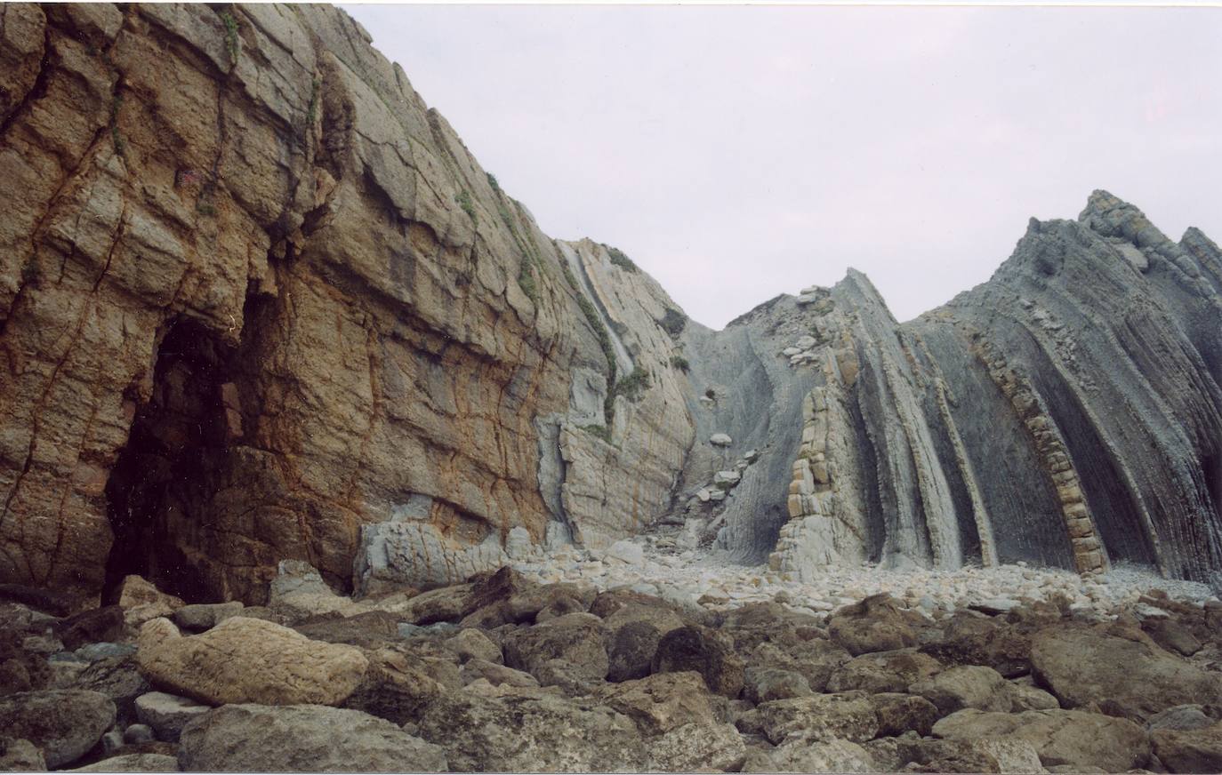 El proyecto 'Geoparque Costa Quebrada' persigue incorporar este área costera a la red mundial de geoparques de la Unesco. Acaba dede salir a información pública en el Boletín Oficial de Cantabria (BOC). SOn 472,66 kilómetros cuadrados, de los que 371,56 corresponden a las áreas terrestres, y los restantes 101,11 a las áreas marinas circundantes en los municipios de Santander, Camargo, Santa Cruz de Bezana, Piélagos, Miengo, Polanco, Suances y Santillana del Mar.