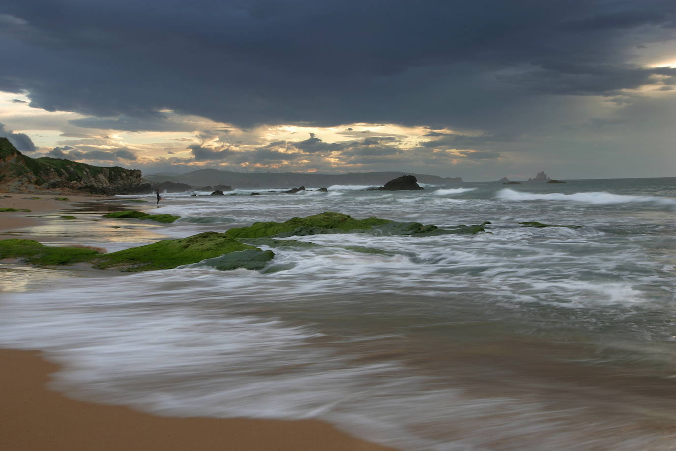 El proyecto 'Geoparque Costa Quebrada' persigue incorporar este área costera a la red mundial de geoparques de la Unesco. Acaba dede salir a información pública en el Boletín Oficial de Cantabria (BOC). SOn 472,66 kilómetros cuadrados, de los que 371,56 corresponden a las áreas terrestres, y los restantes 101,11 a las áreas marinas circundantes en los municipios de Santander, Camargo, Santa Cruz de Bezana, Piélagos, Miengo, Polanco, Suances y Santillana del Mar.