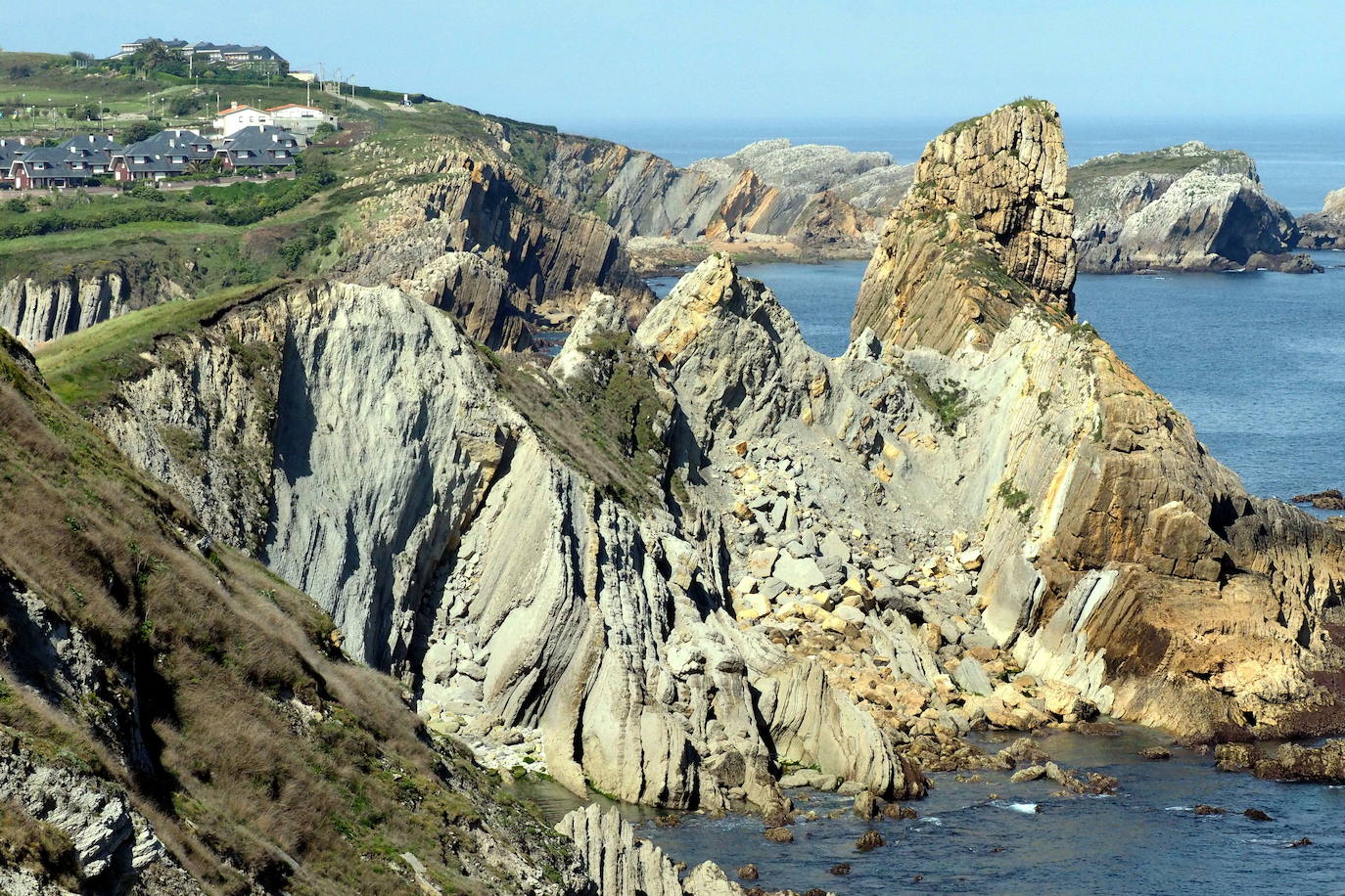 El proyecto 'Geoparque Costa Quebrada' persigue incorporar este área costera a la red mundial de geoparques de la Unesco. Acaba dede salir a información pública en el Boletín Oficial de Cantabria (BOC). SOn 472,66 kilómetros cuadrados, de los que 371,56 corresponden a las áreas terrestres, y los restantes 101,11 a las áreas marinas circundantes en los municipios de Santander, Camargo, Santa Cruz de Bezana, Piélagos, Miengo, Polanco, Suances y Santillana del Mar.