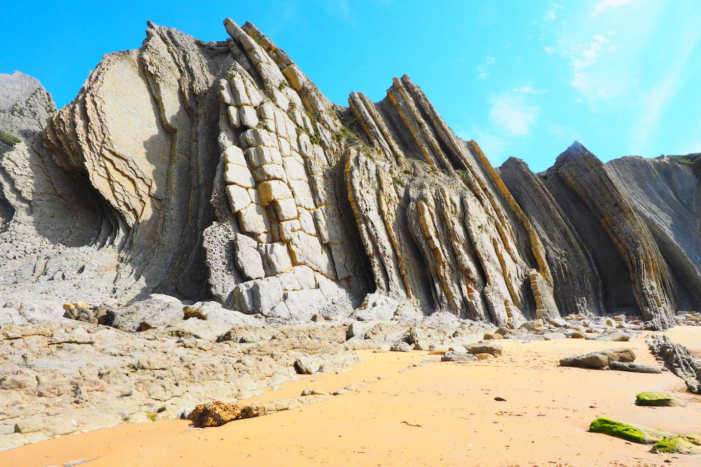 El proyecto 'Geoparque Costa Quebrada' persigue incorporar este área costera a la red mundial de geoparques de la Unesco. Acaba dede salir a información pública en el Boletín Oficial de Cantabria (BOC). SOn 472,66 kilómetros cuadrados, de los que 371,56 corresponden a las áreas terrestres, y los restantes 101,11 a las áreas marinas circundantes en los municipios de Santander, Camargo, Santa Cruz de Bezana, Piélagos, Miengo, Polanco, Suances y Santillana del Mar.