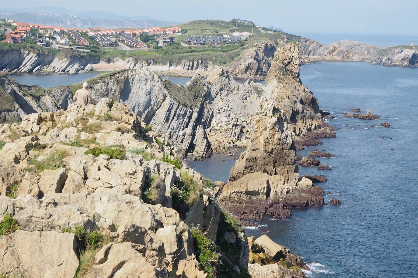 El proyecto 'Geoparque Costa Quebrada' persigue incorporar este área costera a la red mundial de geoparques de la Unesco. Acaba dede salir a información pública en el Boletín Oficial de Cantabria (BOC). SOn 472,66 kilómetros cuadrados, de los que 371,56 corresponden a las áreas terrestres, y los restantes 101,11 a las áreas marinas circundantes en los municipios de Santander, Camargo, Santa Cruz de Bezana, Piélagos, Miengo, Polanco, Suances y Santillana del Mar.