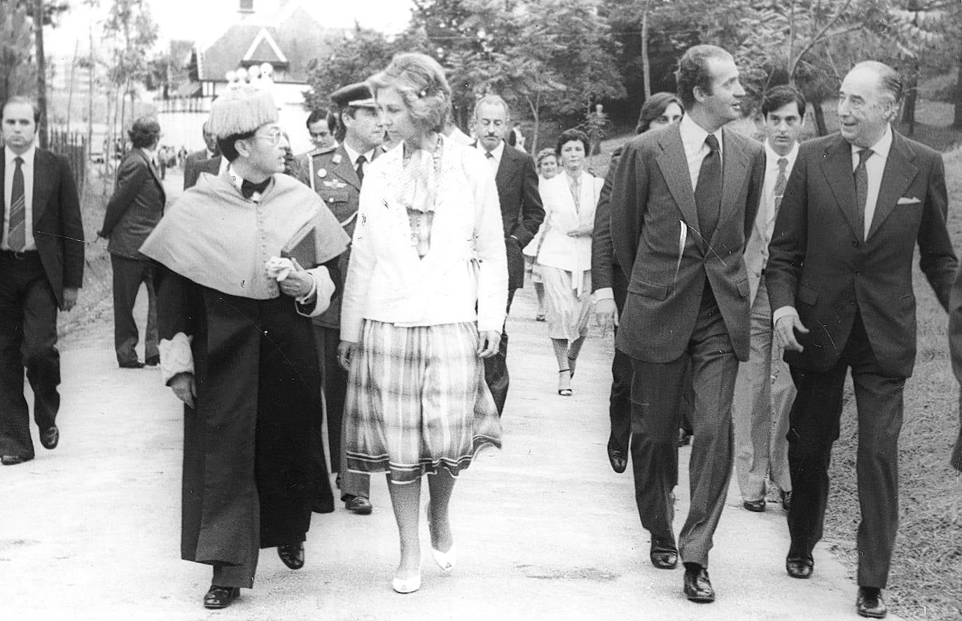 Julio de 1980. Los Reyes de España, Juan Carlos I y Sofía, asisten a la inauguración de los cursos de verano de la UIMP, acompañados por Angel Viñas (izq) y por el rector, Francisco Yndurain